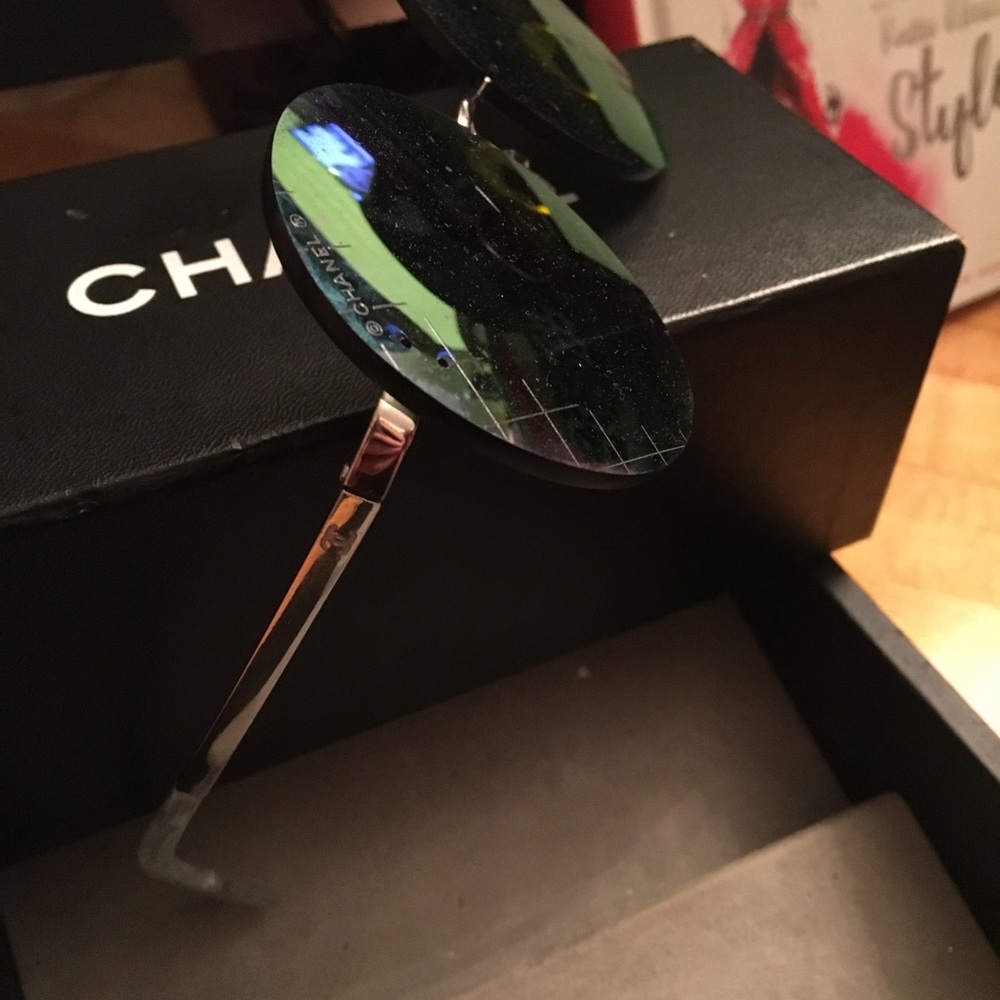 Chanel Stunning Vivid Violet Rimless Rounds - Picture 2 of 2